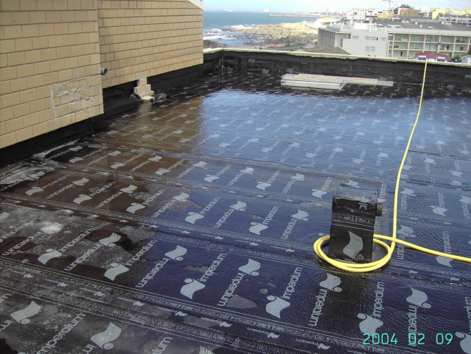 Aplicação de tela asfáltica em terraço de edifício