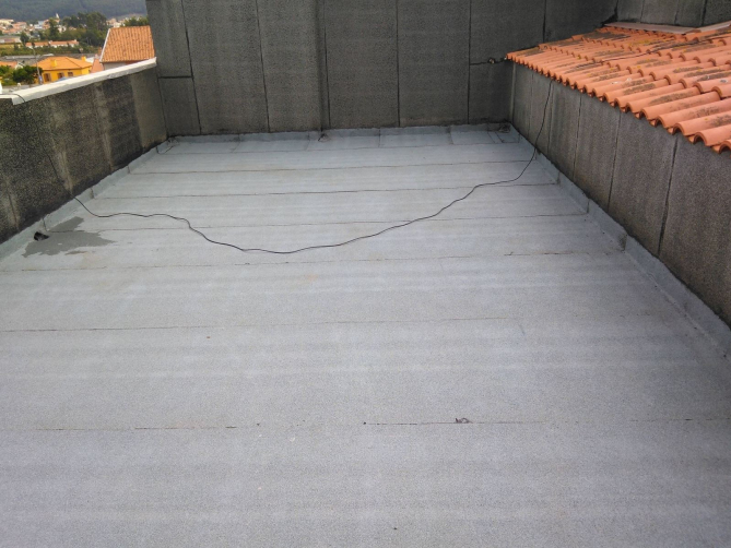 Terraço com platibandas e superfície pronta para acabamento